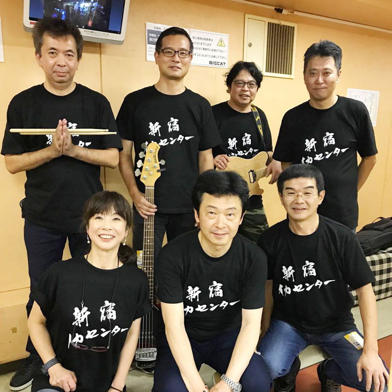 大学時代の仲間が新宿のお店に集合し、結成されたロックバンドのライブ用Tシャツです。