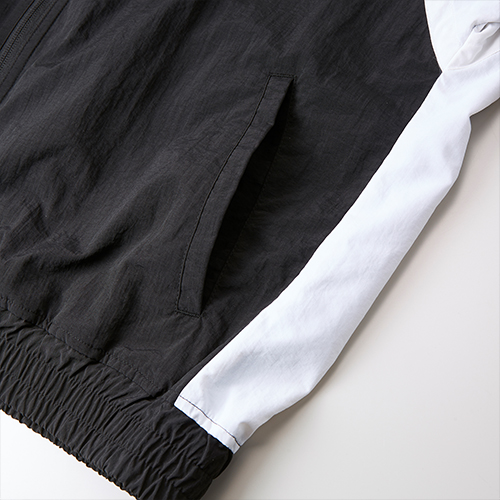 ゴム入りの袖口や裾が風の侵入も防ぎます。<br />
タスランしわ加工生地